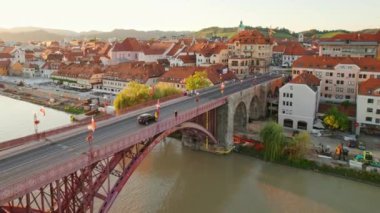 Slovenya 'da gün batımında Maribor şehir manzarası manzarası. Maribor, Slovenya 'nın ikinci büyük kentidir. Maribor Meydanı, Veba sütunlu tarihi binalar ve Drava Nehri üzerindeki köprü.