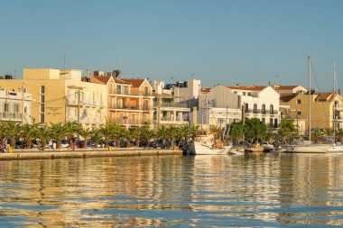 Kefalonia, Yunanistan - 4 Ekim 2022: Kefalonia Adası 'ndaki Argostoli Kasabası' nın rıhtımı, İyon Denizi, Yunanistan Argostolion Limanı ve palmiye ağaçlarıyla dolu güzel liman.