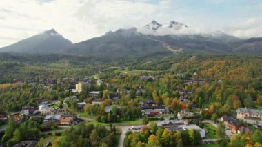 Tatra dağları olan Tatranska Lomnica tatil beldesinin sonbaharda arka planda bulunan insansız hava aracı görüntüsü, Slovakya. Slovakya 'daki High Tatras Ulusal Parkı' nda halk yürüyüşü ve doğa severler
