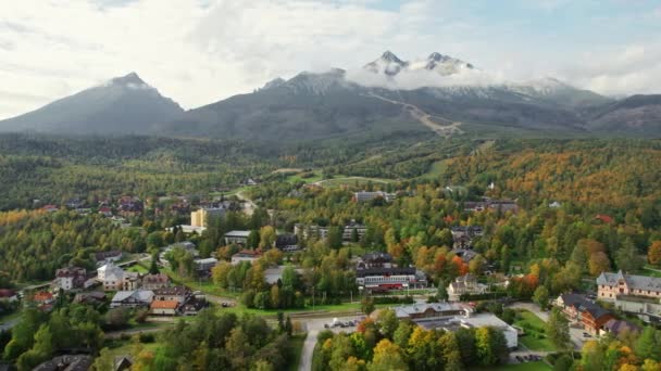 Vista Aérea Drone Cidade Resort Tatranska Lomnica Com Montanhas Tatra — Vídeo de Stock