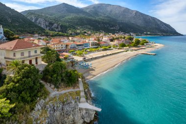 Yunanistan 'ın Kefalonia adasındaki Poros kasabasının havadan görünüşü. Poros şehri kıyısı güneşli bir günde Sefalonya adasında, İyon Denizi, Yunanistan.