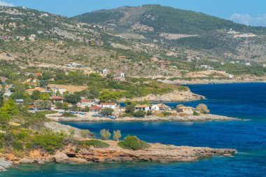 Yunanistan 'ın Zakynthos Adası' nda güneşli bir günde Mikro Nisi köyü. Zante adasında turkuaz deniz suyu olan küçük bir körfez. Yunan tatil beldesi