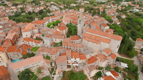 クロアチアのベール オールド タウンの空中ビュー ベールはクロアチアのイストリア郡にある開拓地と自治体である 入植地の起源はカスペルヴァリスのローマの要塞にあります — ストック動画