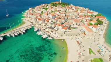 Hırvatistan 'ın Adriyatik Denizi' ndeki Primosten kasabasının hava manzarası. Hırvatistan 'ın ortaçağ Primosten kenti yakınlarında Akdeniz kıyısındaki Idyllic plajı. Yaz tatilleri için seyahat yeri