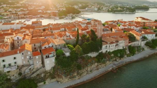 Hırvatistan Rab Adasındaki Rab Kasabasının Manzarası Gün Doğumunda Katedralin Çan — Stok video