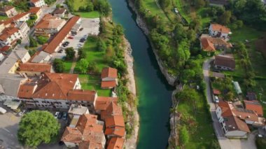 Slovenya 'daki Kanal ob Soci kasabasının havadan görünüşü. Soca Nehri üzerindeki Kanal Köprüsü ve güzel eski bir kasaba..