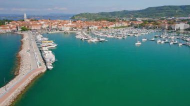 Slovenya 'nın Istria bölgesindeki Adriyatik deniz kıyısındaki Picturesque Izola kasabası. Hava aracı görüntüsü. Küçük marina, ortaçağ binaları ve eski kilise..