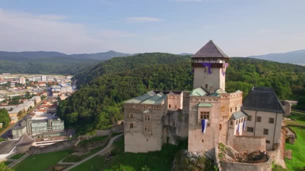 Vista Aérea Castelo Trencin Eslováquia Castelo Medieval Rio Vah Edifícios — Vídeo de Stock