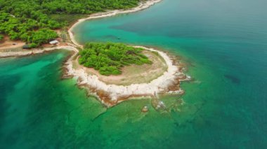 Hırvatistan 'ın Istria bölgesinin Pula kenti yakınlarındaki Adriyatik Denizi kayalık kıyılarının hava manzarası. Adriyatik Denizi 'nin güzel suları Hırvatistan' da inanılmaz mavi ve turkuaz renklerle