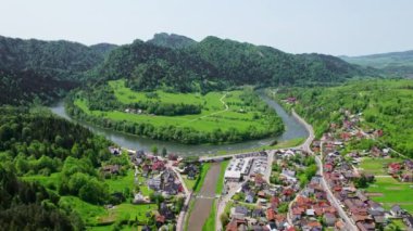 Polonya 'nın Pieniny Dağları' ndaki Szczawnica köyündeki Dunajec Nehri 'nin havadan görünüşü. Szczawnica Güney Polonya 'da popüler bir turizm merkezidir.