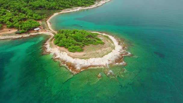 克罗地亚Istria地区Pula附近亚得里亚海岩石海岸的空中景观 在克罗地亚 亚得里亚海美丽的海水有着令人难以置信的蓝色和绿松石色 — 图库视频影像