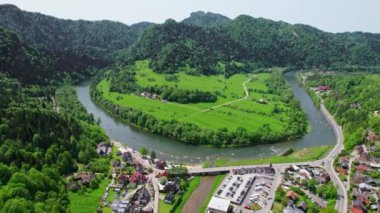 Polonya 'nın Pieniny Dağları' ndaki Szczawnica köyündeki Dunajec Nehri 'nin havadan görünüşü. Szczawnica Güney Polonya 'da popüler bir turizm merkezidir.