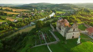Polonya, Podkarpackie 'de günbatımında Zagorz' daki Karmelit Manastırı 'nın kalıntılarının hava görüntüsü. Güney Polonya 'daki eski manastırın güzel manzarası