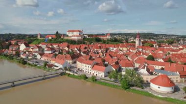 Yazın eski Ptuj kasabasının havadan görünüşü. Ptuj Kalesi, Mestni Stolp Kulesi, Ptuj, Slovenya 'daki St. Georges Kilisesi. Drone yörünge atışı