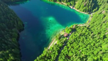 Arka planda Mangart Dağı olan Fusine Gölü 'nün havadan görüntüsü. Fusine Lakes Doğal Parkı, Tarvisio, Udine ili, Friuli Venezia Giulia, İtalya. İtalyan Alplerinde güzel dağ gölü