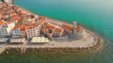 Slovenya 'da eski bir deniz feneri ve turkuaz deniz suyuyla Piran' ın hava manzarası. Slovenya 'nın Akdeniz kıyısındaki Piran kenti.