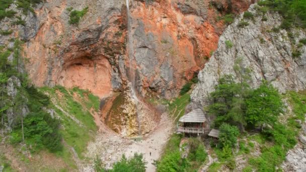 スロベニアのローガル渓谷のリンカ滝の空中観測 スロベニアで2番目に高い滝であるリンカは105メートルに位置しています 夏のロガルス ドリーナの美しい自然の光景 — ストック動画