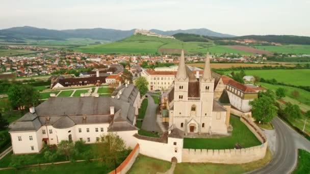 Κεφάλαιο Spisska Και Spis Κάστρο Στο Παρασκήνιο Σλοβακία Αεροφωτογραφία Του — Αρχείο Βίντεο