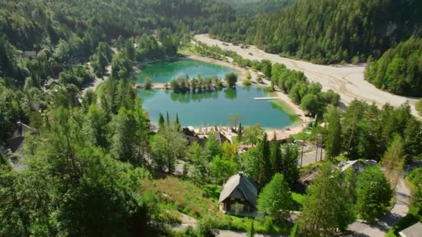 Kranjska Gora的Jasna湖的空中景观 Julian Alps 斯洛文尼亚 特里格拉夫国家公园是一个美丽的山湖 绿宝石色的水 — 图库视频影像