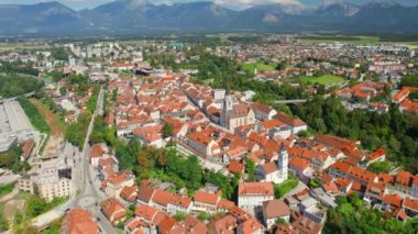 Slovenya 'nın arka planında dağ sırasına sahip Kranj kasabasının hava manzarası. Kranj, Slovenya 'nın üçüncü büyük kentidir. Güneşli bir günde Kranj şehir manzarası.