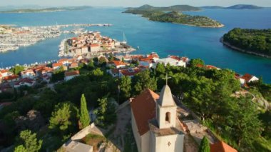 Hırvatistan 'ın Dalmaçya bölgesinde, Adriyatik Denizi' nde küçük bir adada bulunan eski Tribunj kasabası ve Picturesque St. Nicholas kilisesi. Ortaçağ Hırvat Tribunj kasabasının güzel hava manzarası