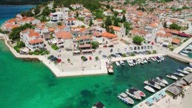 Hırvatistan 'ın Dalmaçya bölgesindeki Adriyatik Denizi' ndeki eski Tribunj kasabasının hava manzarası. Küçük adadaki Adriyatik Tribunj kasabası. Açık hava restoranları olan tarihi binalar..