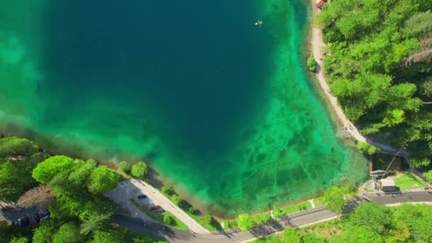 Luftaufnahme Des Fusine Lake Mit Dem Mount Mangart Hintergrund Naturpark — Stockvideo