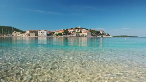 Praia Idílica Perto Encantadora Cidade Primosten Mar Adriático Croácia Destino — Vídeo de Stock