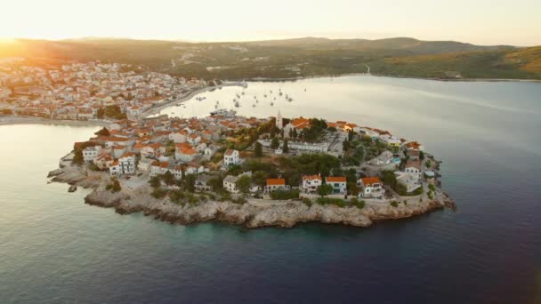 Vista Aérea Pintoresca Ciudad Primosten Amanecer Mar Adriático Croacia Idílica — Vídeos de Stock