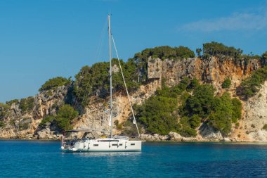 Kefalonia, İyon Denizi, Yunanistan 'daki Ithaca Adası' ndaki Kioni köyünde tekne gezintisi. Tipik Yunan manzarası.