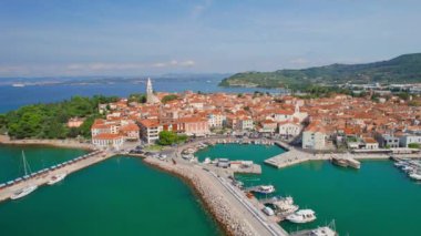 Slovenya 'nın Istria bölgesindeki Adriyatik deniz kıyısındaki Picturesque Izola kasabası. Hava aracı görüntüsü. Küçük marina, ortaçağ binaları ve eski kilise.. 
