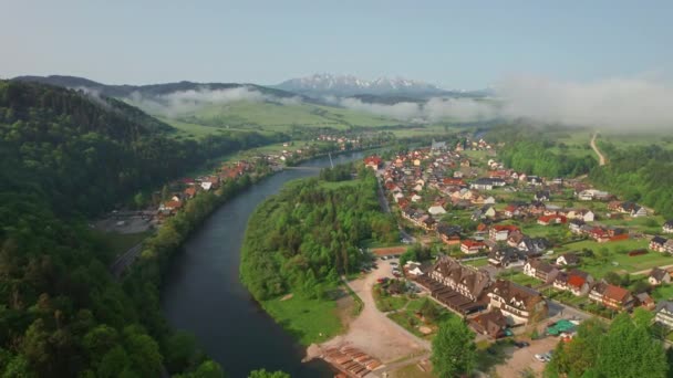 Vista Aérea Del Pueblo Sromowce Nizne Con Las Montañas Tatra — Vídeo de stock