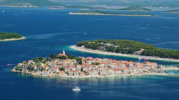 มมองทางอากาศของเม Primosten งดงามทะเล Adriatic โครเอเช ชายหาด Idyllic บนชายฝ งทะเลเมด เตอร — วีดีโอสต็อก