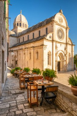 Saint James Katedrali, Sibenik, Dalmaçya, Hırvatistan. Hırvatistan 'ın ünlü tarihi ve turistik mekanı olan Sibenik kasabasındaki katedralin dar ortaçağ caddesinden manzara. UNESCO Dünya Mirasları Listesi