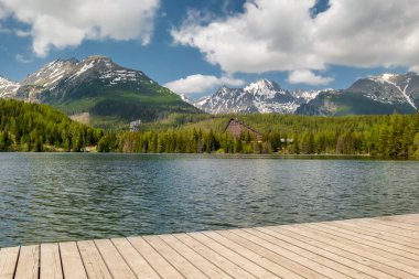 Slovakya 'da yüksek Tatras Dağları Ulusal Parkı ve Strbske Pleso Gölü Dağları bahar mevsimi boyunca uzanır. Sakin Strbske Gölü, Tatra dağlarıyla çevrili.