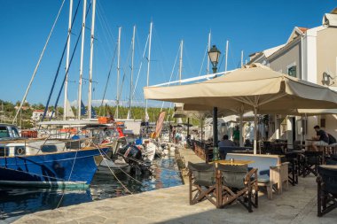 Kefalonia, Yunanistan - 5 Ekim 2022: Yunanistan 'ın İyon Denizi' ndeki Fiscardo, Cefalonia adasındaki geleneksel balıkçı köyüne demirlemiş yelkenli tekne ve yatlar.