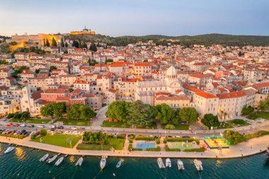 Hırvatistan 'ın Dalmaçya bölgesindeki Sibenik eski kasabasının hava manzarası. Akdeniz şehri Sibenik 'in ortaçağ kasabalı silueti. UNESCO Dünya Mirasları Listesi.