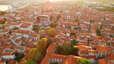Koper kasabasının gündoğumunda ufuk çizgisi, Adriyatik deniz kıyısı, Istria bölgesi, Slovenya. Hava aracı görüntüsü. Koper şehrinin güzel sabah manzarası