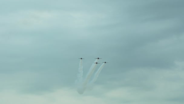 Flygsemester Flyguppvisning Piloter Utför Aerobatiska Stunts Himlen Utför Svindlande Manövrar — Stockvideo