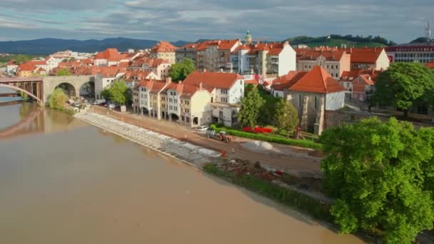 Maribor城市景观航空景观日落 斯洛文尼亚 马里博尔是斯洛文尼亚第二大城市 德拉瓦河上的中世纪水塔 历史建筑和桥梁 — 图库视频影像