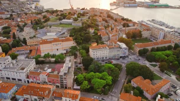 歴史的な要塞カステルと日没のプーラの魅力的な古い町の空中ビュー クロアチアのプーラのシティスケープ — ストック動画