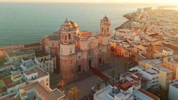 位于西班牙安达卢西亚加的斯的圣克鲁斯大教堂和大西洋海岸日落时的空中景观 无人轨道中弹 — 图库视频影像