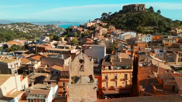飞越位于西班牙加泰罗尼亚地中海科斯塔布拉瓦海岸的风景如画的贝古尔镇 中世纪贝古尔城堡 加泰罗尼亚教堂和历史建筑的空中景观 — 图库视频影像