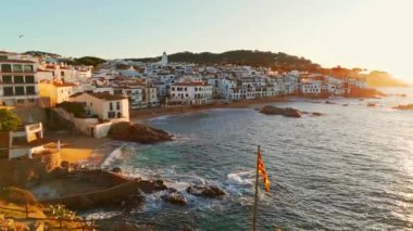İspanya 'nın başkenti Kosta Brava' da gün doğumunda Calella de Palafrugell 'in güzel ve büyüleyici köyünün hava manzarası.