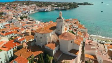 İspanya 'nın Katalonya kentindeki Akdeniz kıyısındaki Costa Brava kıyısındaki Kadaques kentinin hava manzarası. Santa Maria de Cadaques Kilisesi ve güzel Costa Brava Sahili.
