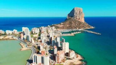 Calp kasabasının havadan görünüşü, Alicante, İspanya. Costa Blanca Akdeniz kıyısı. Calpe şehri ve Penon de Ifac doğal parkı ikonik bir kayayla.