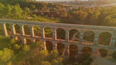 Ferreres Aqueduct (ayrıca Pont del Diable veya Devil Bridge olarak da bilinir), bugün Katalonya, İspanya 'da bulunan Tarraco antik kentine su sağlamak için inşa edilmiş bir Roma su kemeri. Gün batımında hava görüntüsü