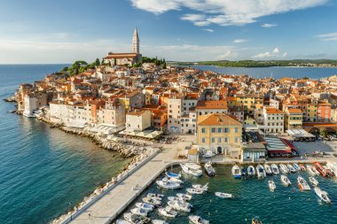 Eski Rovinj kasabasının günbatımındaki hava manzarası, Adriyatik Denizi 'ndeki ünlü antik Hırvat kenti, Hırvatistan' ın İstria yarımadası. Rovinj şehir manzarası, St. Euphemia katedrali ve tarihi binalar