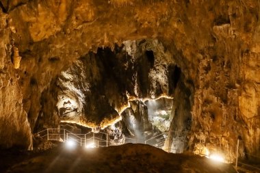 Slovenya 'daki Skocjan Mağarası' nın içinde Reka Nehri tarafından oyulmuş şaşırtıcı ve geniş bir karst mağarası var. Slovenya 'nın popüler bir turizm beldesi.