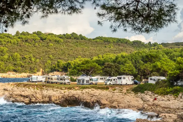 プーラ クロアチア 2023年9月23日 クロアチア イストリア地方のプーラ近くのアドリア海の岩の海岸に駐車したモーターホームを持つキャンプ場 家族旅行Rv モーターホームでの休暇旅行 ストック写真